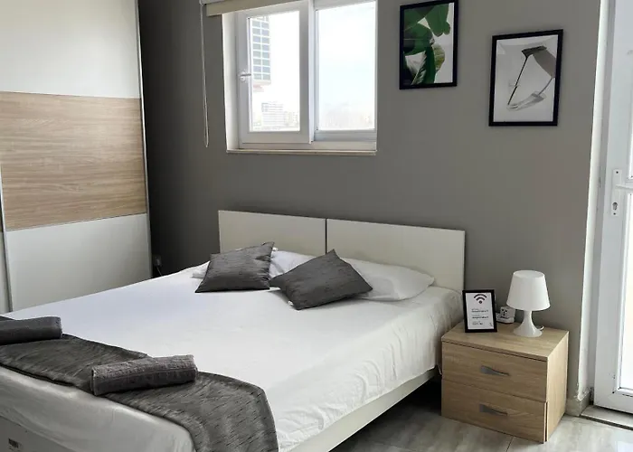 F5 Room 1, Private Double Room With Private Bathroom And Balcony In Shared Flat