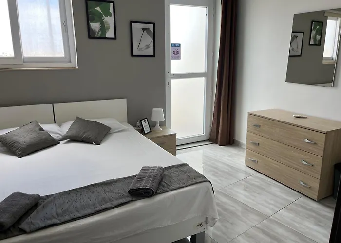 F5 Room 1, Private Double Room With Private Bathroom And Balcony In Shared Flat
