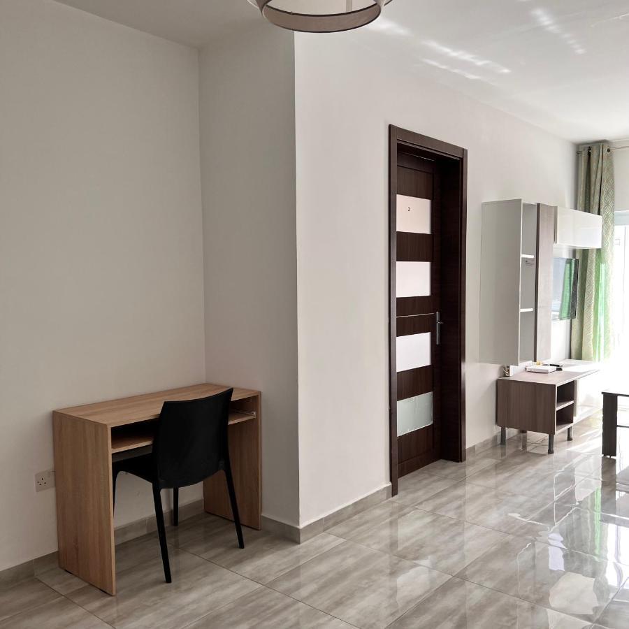 F5 1, Private Double With Private Bathroom And Balcony In Shared Flat Homestay *