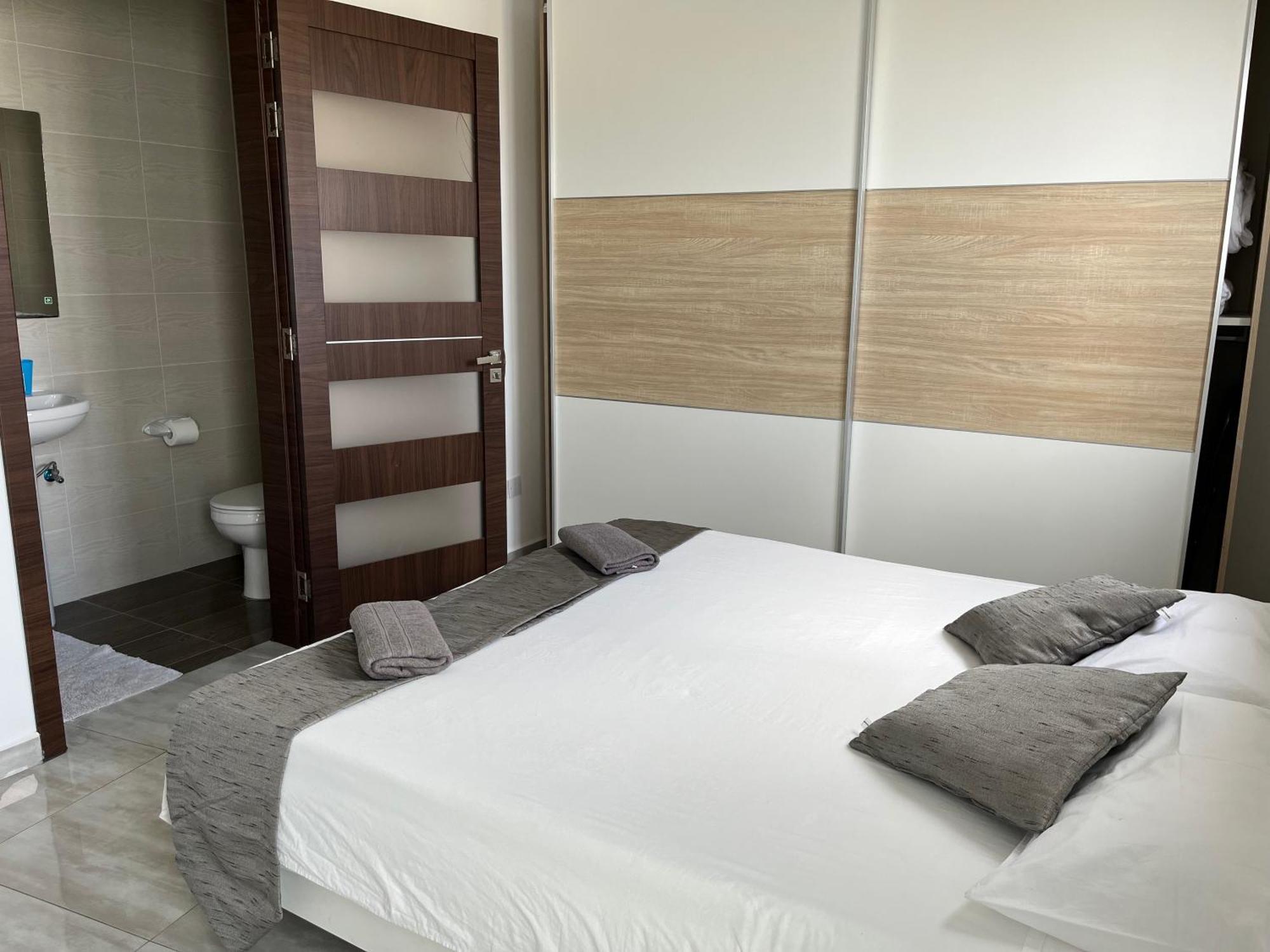 F5 1, Private Double With Private Bathroom And Balcony In Shared Flat *