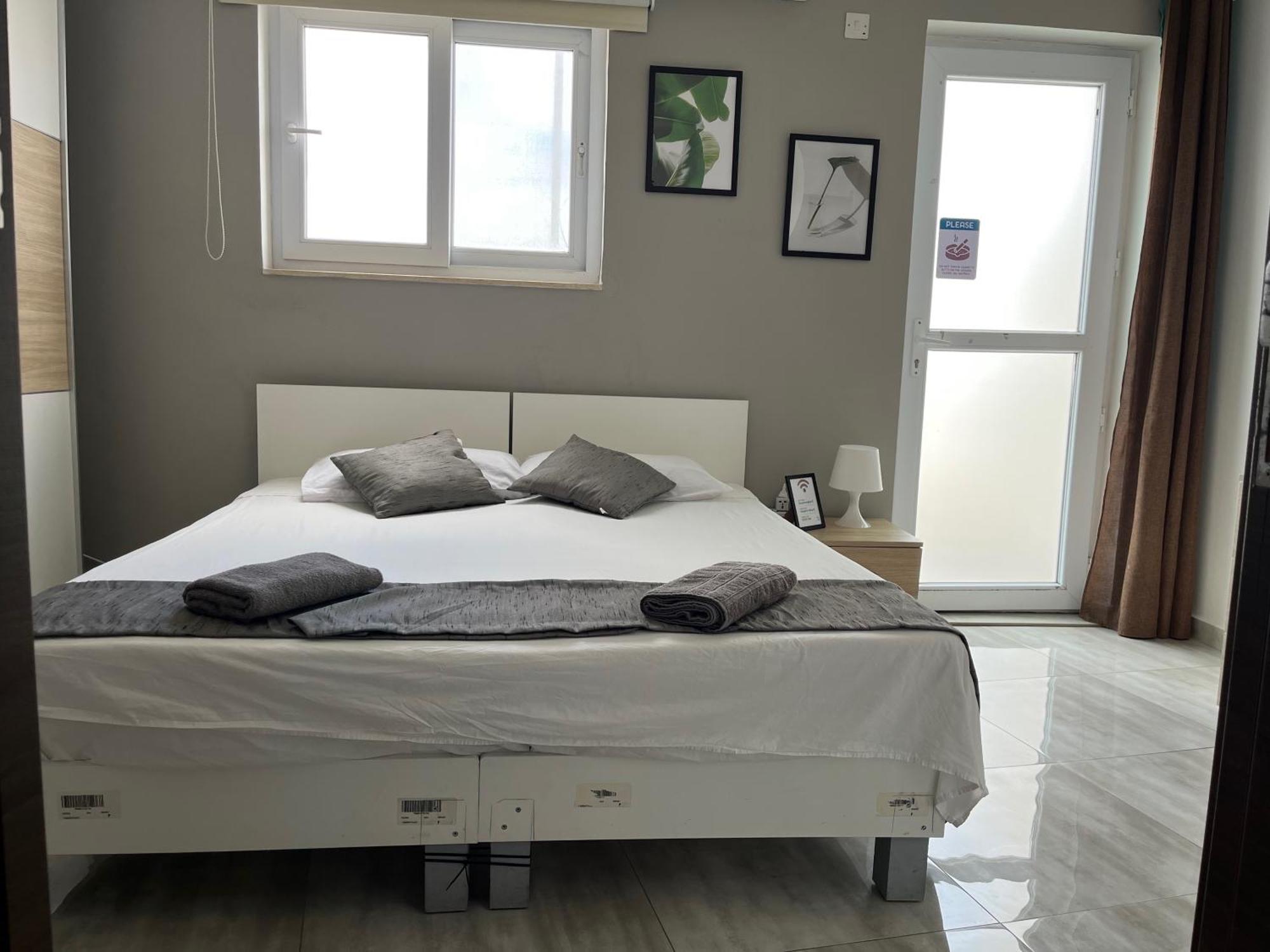 F5 1, Private Double With Private Bathroom And Balcony In Shared Flat Homestay *