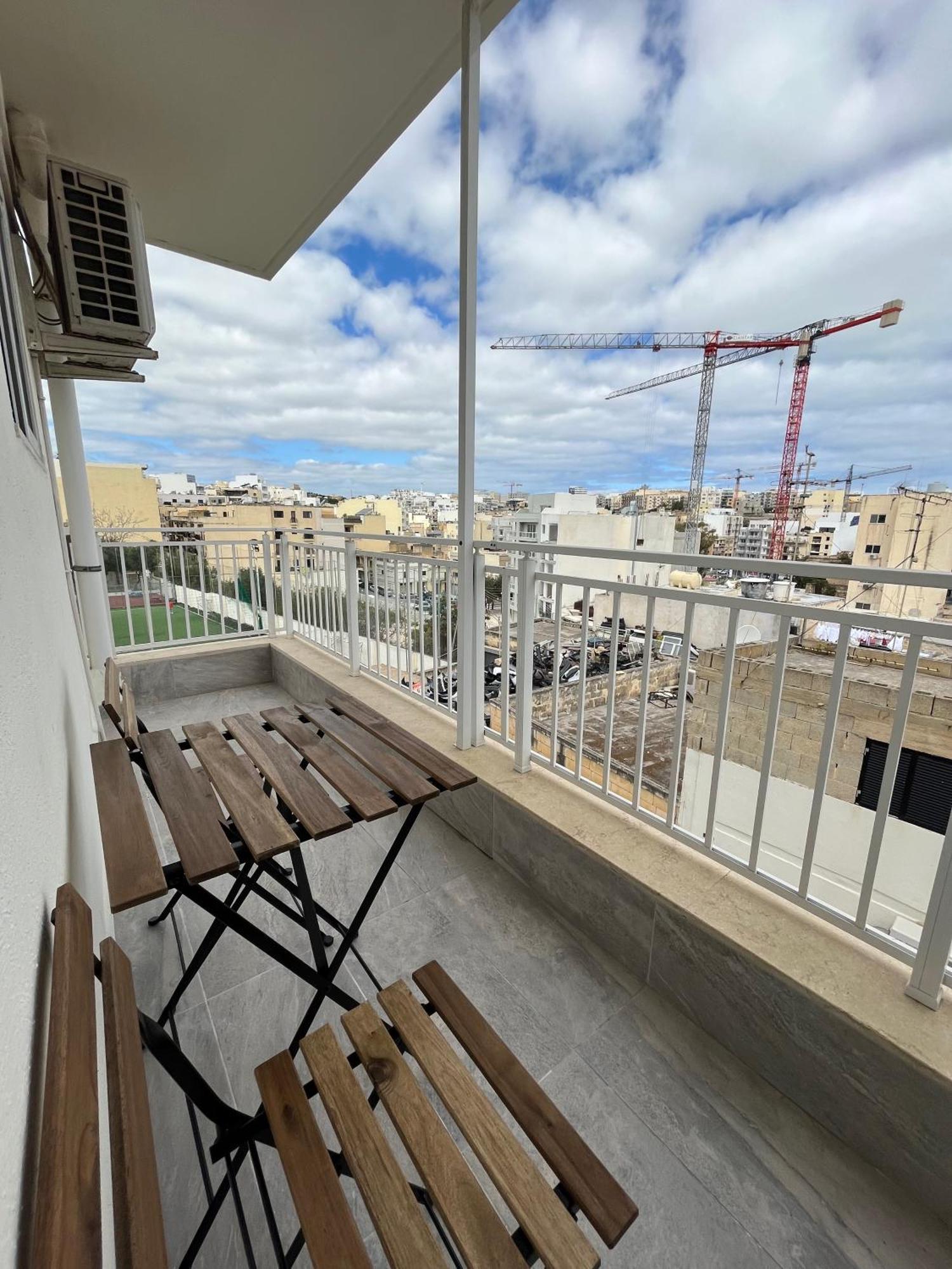 Homestay F5 1, Private Double With Private Bathroom And Balcony In Shared Flat Msida